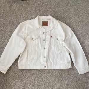 White Levi’s jean jacket, size XXL